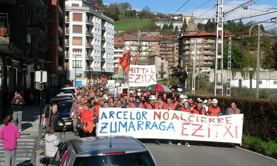 Manifestación en Zumarraga en protesta por el cierre de Arcelor Mittal. 
