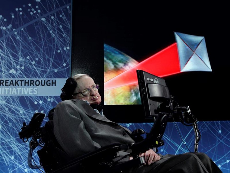 Stephen Hawking astrofisikaria 'Breakthrough Starshot' egitasmoaren aurkezpenean. Argazkia: EFE