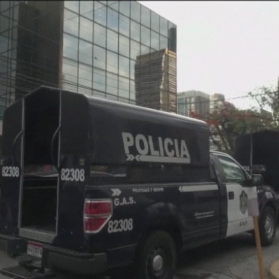 Polizia Mossack Fonseca abokatu-bulegoko egoitza zentralean. Argazkia: EFE