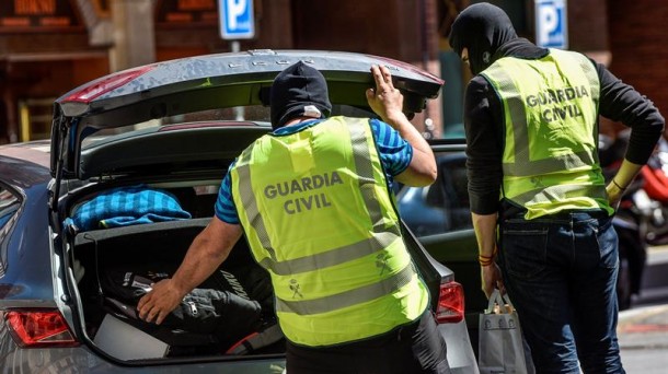 Agentes durante el traslado al cuartel de La Salve, en Bilbao, de un joven detenido en Amurrio. EFE.