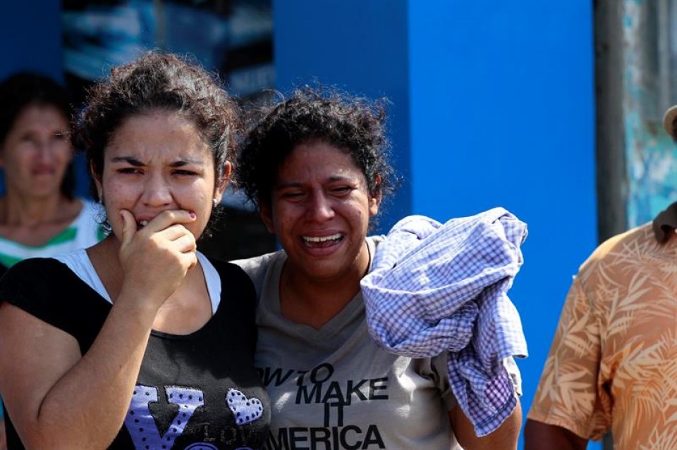 Mujeres lloran en Pedernales por la tragedia.