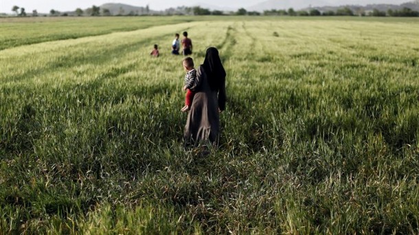 Refugiados kurdos caminan próximos a Idomeni. EFE.