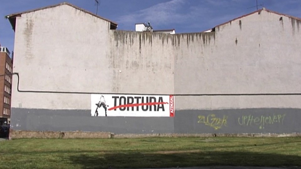 Torturaren aurkako horma-irudia Burlatan (Nafarroa). Artxiboko irudia: EiTB