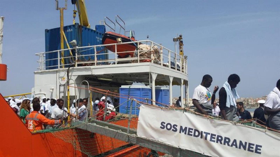 Inmigrantes rescatados en alta mar desembarcan en Lampedusa. EFE.