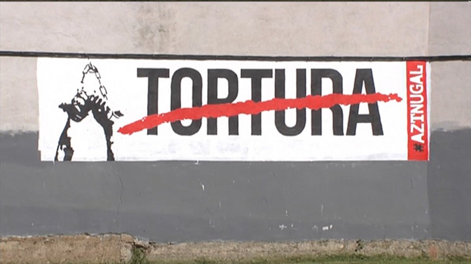 Torturaren aurkako horma-irudia Burlatan. Artxiboko irudia: EITB