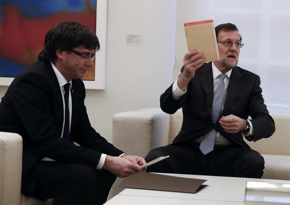 Carles Puigdemont y Mariano Rajoy en el Palacio de la Moncloa. Foto: EFE