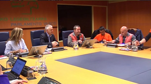 Trabajadores de ArcelorMittal Zumarraga en el Parlamento.