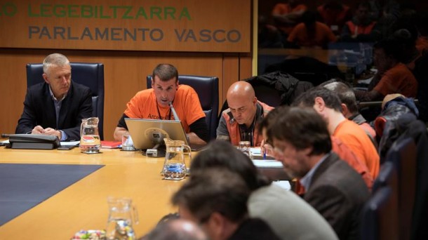 Representantes de los trabajadores de Zumarraga estuvieron ayer en el Parlamento. EFE