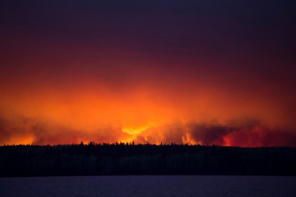 El incendio ha originado la evacuación de casi 90.000 personas. Foto: EFE.