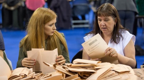 Boto-zenbaketa Erresuma Batuko osteguneko hauteskunde autonomikoetan. Argazkia: EFE