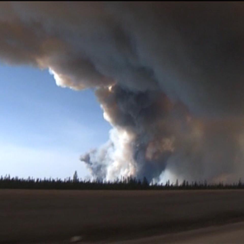 Continúa sin control el incendio que se desató el jueves en Alberta