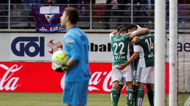 Los jugadores del Betis celebran su gol. Foto: Efe.