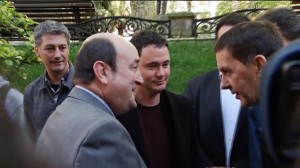 Ortuzar acude a saludar a Arraiz antes del comienzo del juicio