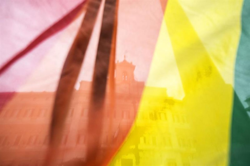 Bandera arcoiris ante el Parlamento italiano.