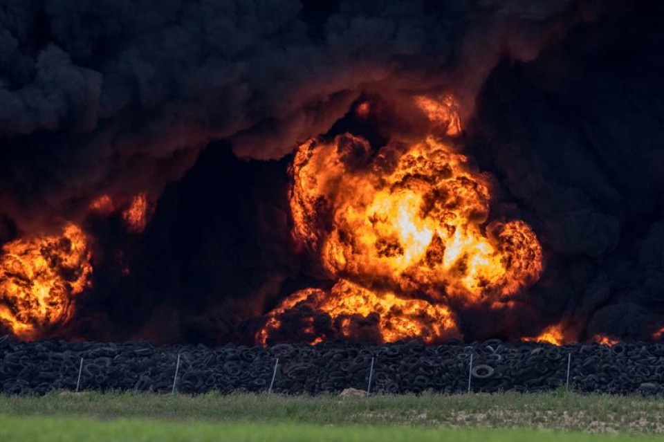 El incedio ha producido una intensa columna de humo. Foto: EFE