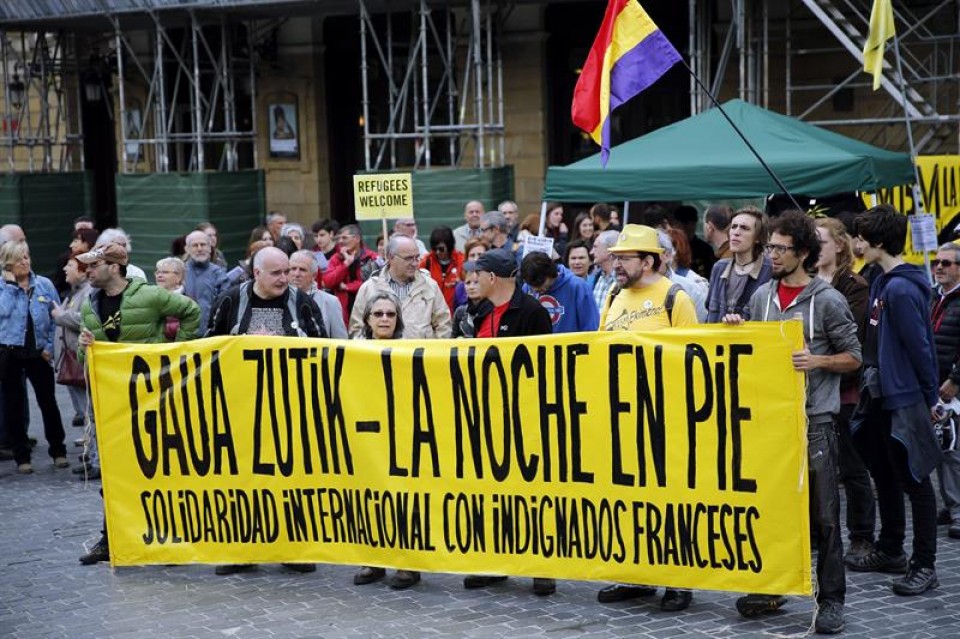 Decenas de personas se han concentrado en Bilbao en el aniversario del 15M. Foto: EFE.