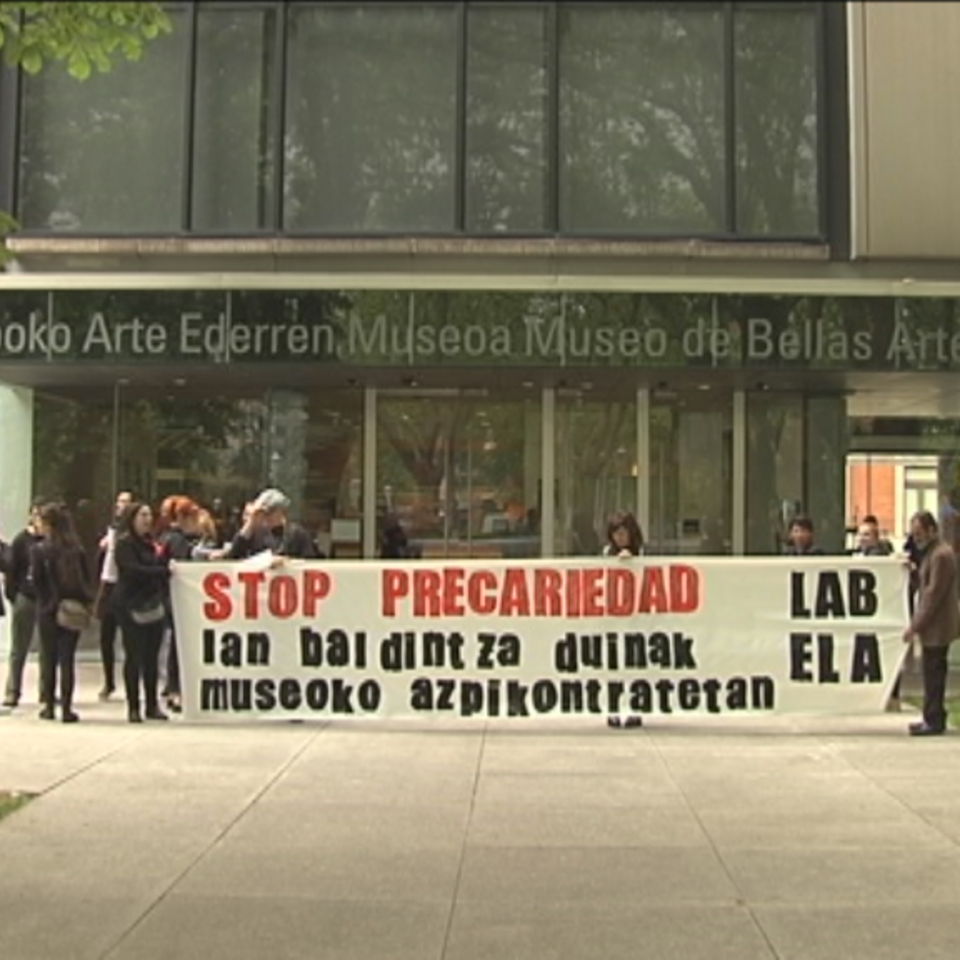 Protesta antre el Bellas Artes de Bilbao.