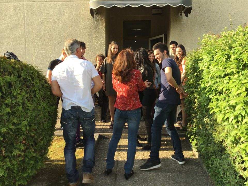 Los concursantes conversan antes de la gran final