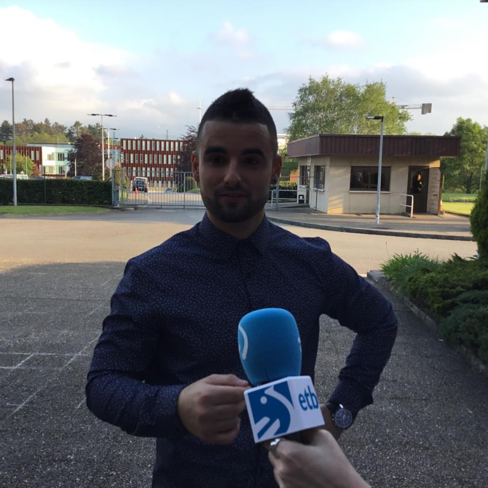 Artzai a su llegada a la sede de EiTB en Miramón