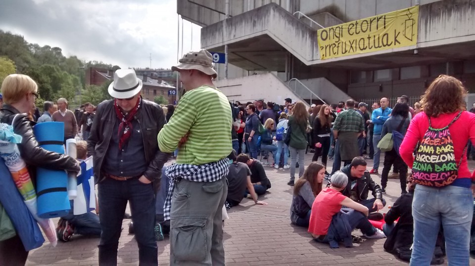 Azken sarrerak erosteko ilarak, Anoetan. Faktoria, Euskadi Irratia.