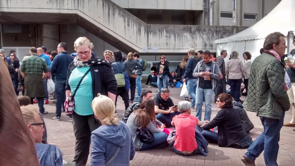 Azken sarrerak erosteko ilarak, Anoetan. Faktoria, Euskadi Irratia.