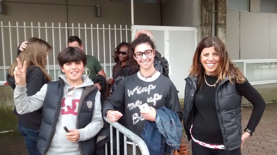 Azken sarrerak erosteko ilarak, Anoetan. Faktoria, Euskadi Irratia.