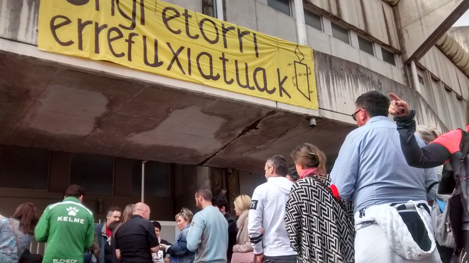 Azken sarrerak erosteko ilarak, Anoetan. Faktoria, Euskadi Irratia.