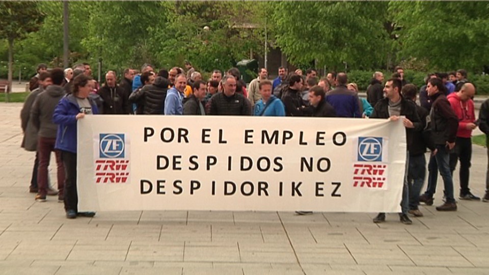 Concentración de los trabajadores de TRW frente a los juzgados de Pamplona. Foto de archivo: EiTB