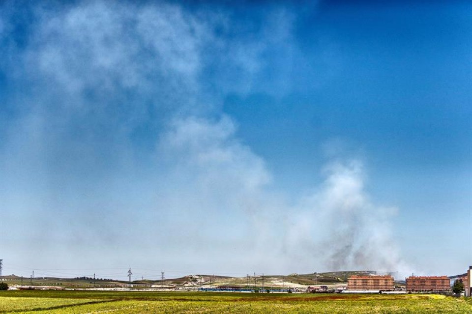 Estado del humo tras casi una semana del incendio del cementerio de neumáticos de Seseña. EFE.