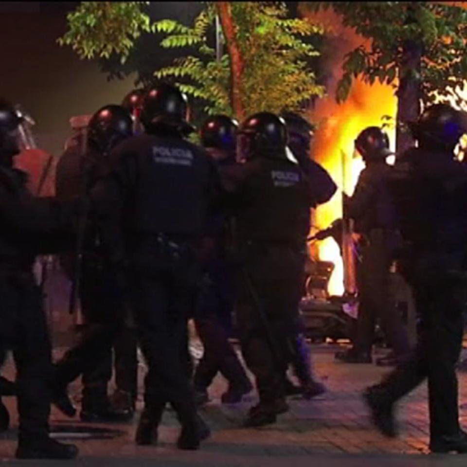 Batalla campal en Barcelona tras el desalojo de un banco expropiado