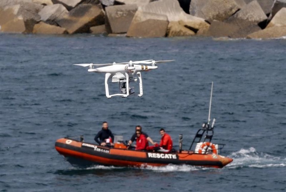 Agentes de la Ertzaintza usan un dron durante la búsqueda. Foto: EFE