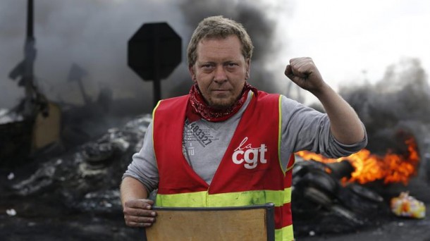 Un sindicalista de la CGT durante un bloqueo a una refinería francesa. EFE