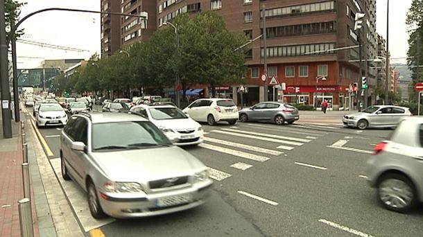 Coches circulando por Bilbao