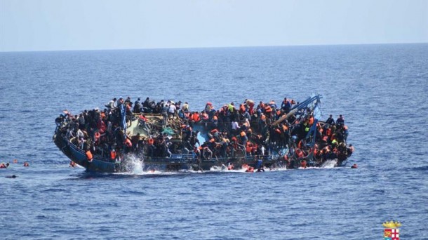 Hundimiento de un barco en mayo frente a la costa de Libia. Foto: EFE