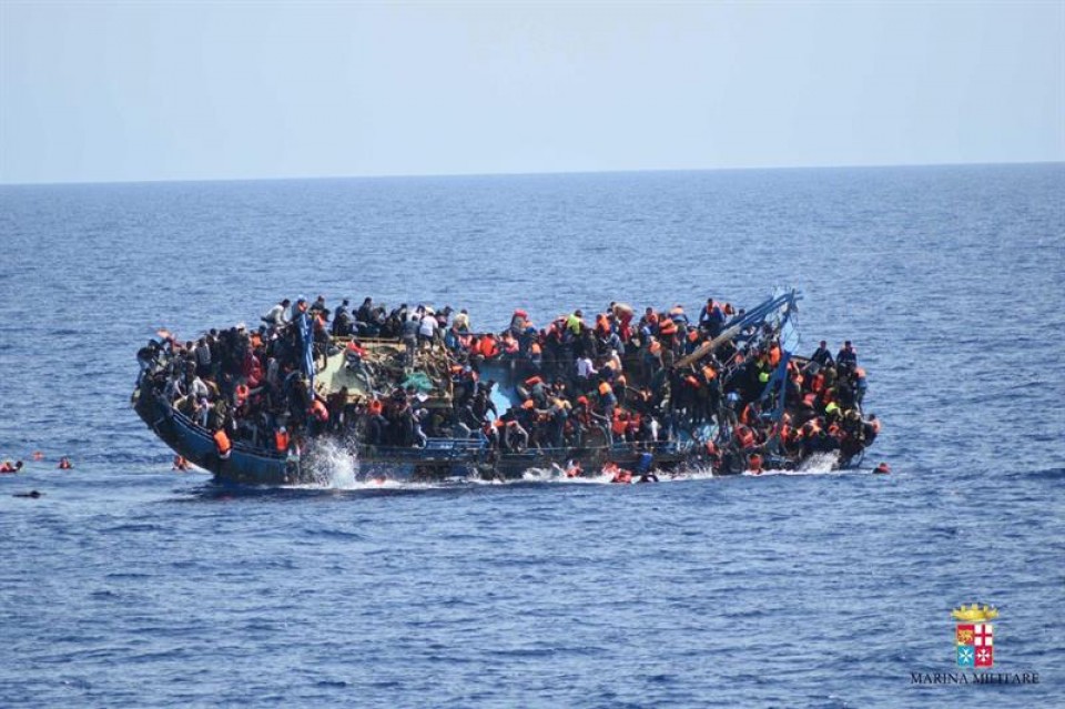 Refugiados intentan llegar a Europa en una barcaza. Foto de archivo: EFE