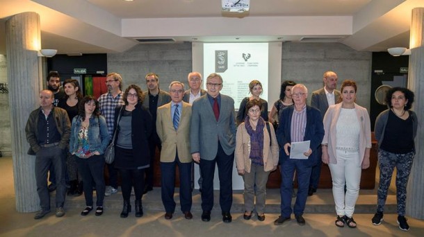 Varios de los participantes en la eleboración del documento, hoy, en Bilbao. EFE. 