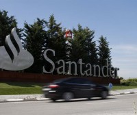 Guardia Zibilak Santander bankuaren bulegoak 7 orduz miatu ditu