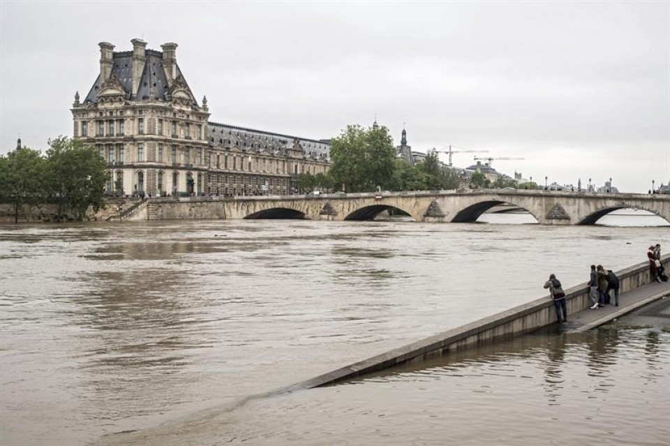 El nivel del Sena a su paso por París continúa en descenso 