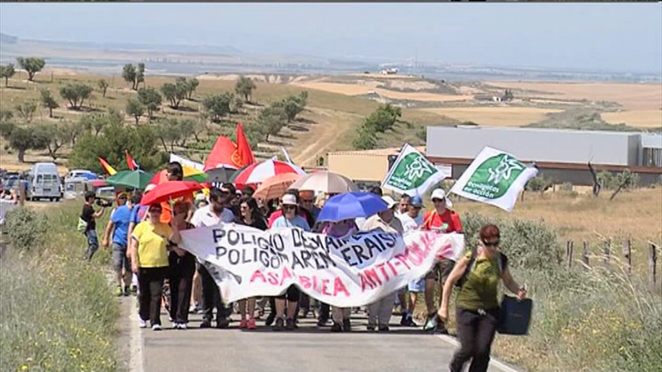 Cientos de personas marchan contra el polígono de tiro de las Bardenas