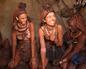 Las chicas se limpian al estilo himba