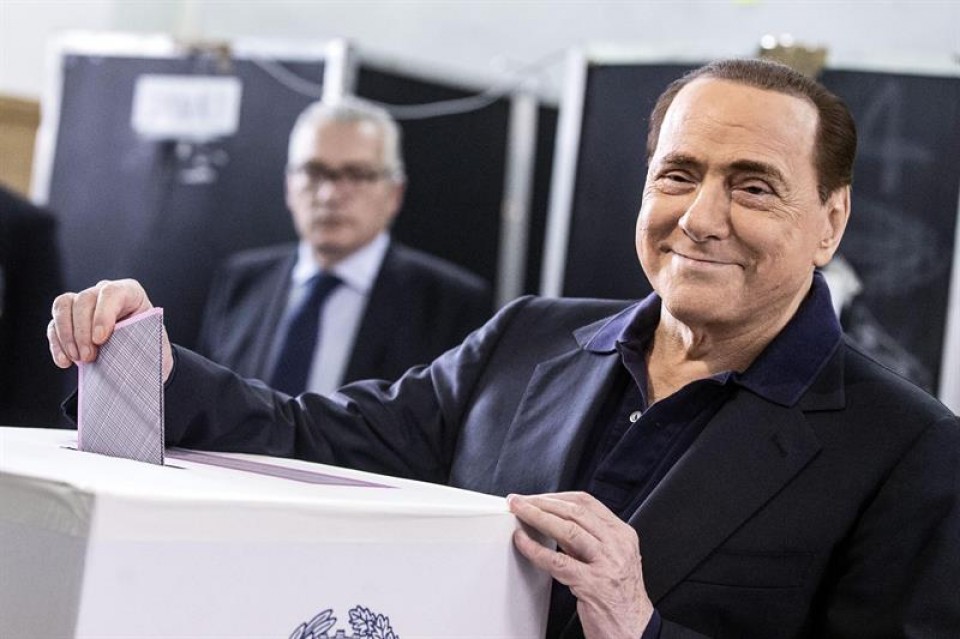 El exprimer ministro italiano Silvio Berlusconi vota en las pasadas elecciones municipales. EFE