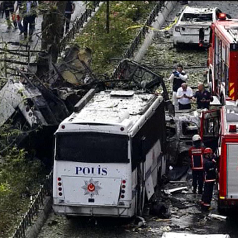 Ataque contra un autobús policial en Estambul. Foto: EFE