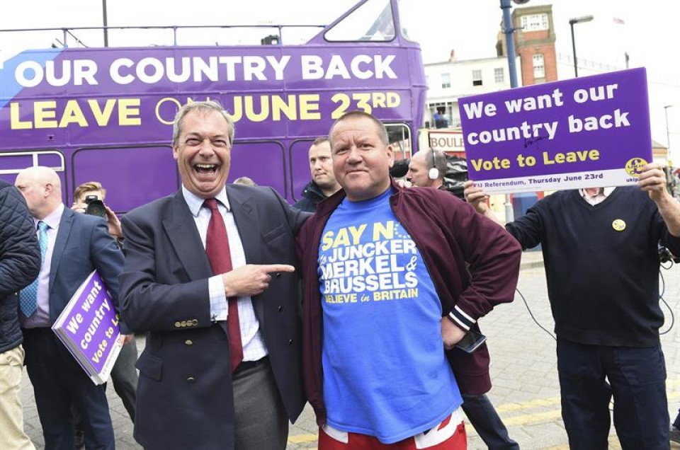 El líder del UKIP, Nigel Farage, continúa su campaña a favor del Brexit en Ramsgate. Foto: EFE