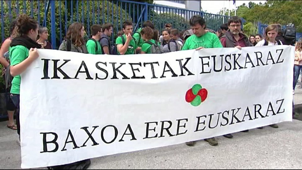 Baxoa euskaraz egiteko eskatzen ikasle talde bat protestan.