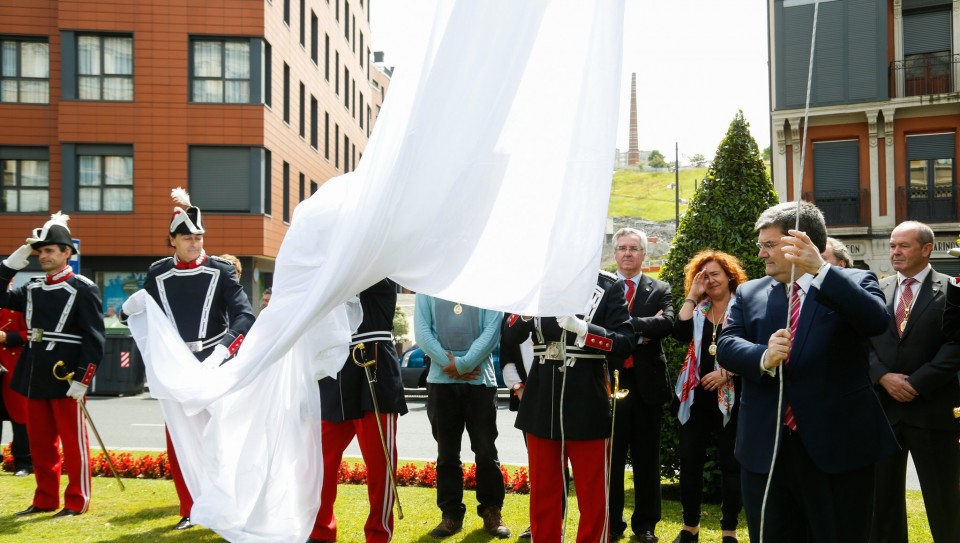 Juan Maria Aburto subiendo la bandera de Bilbao. Foto de archivo: @juanmariaburto
