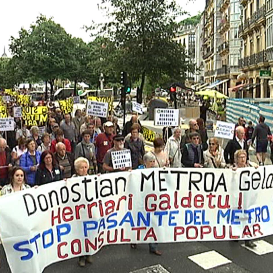 Manifestación contra el metro de Donostialdea.