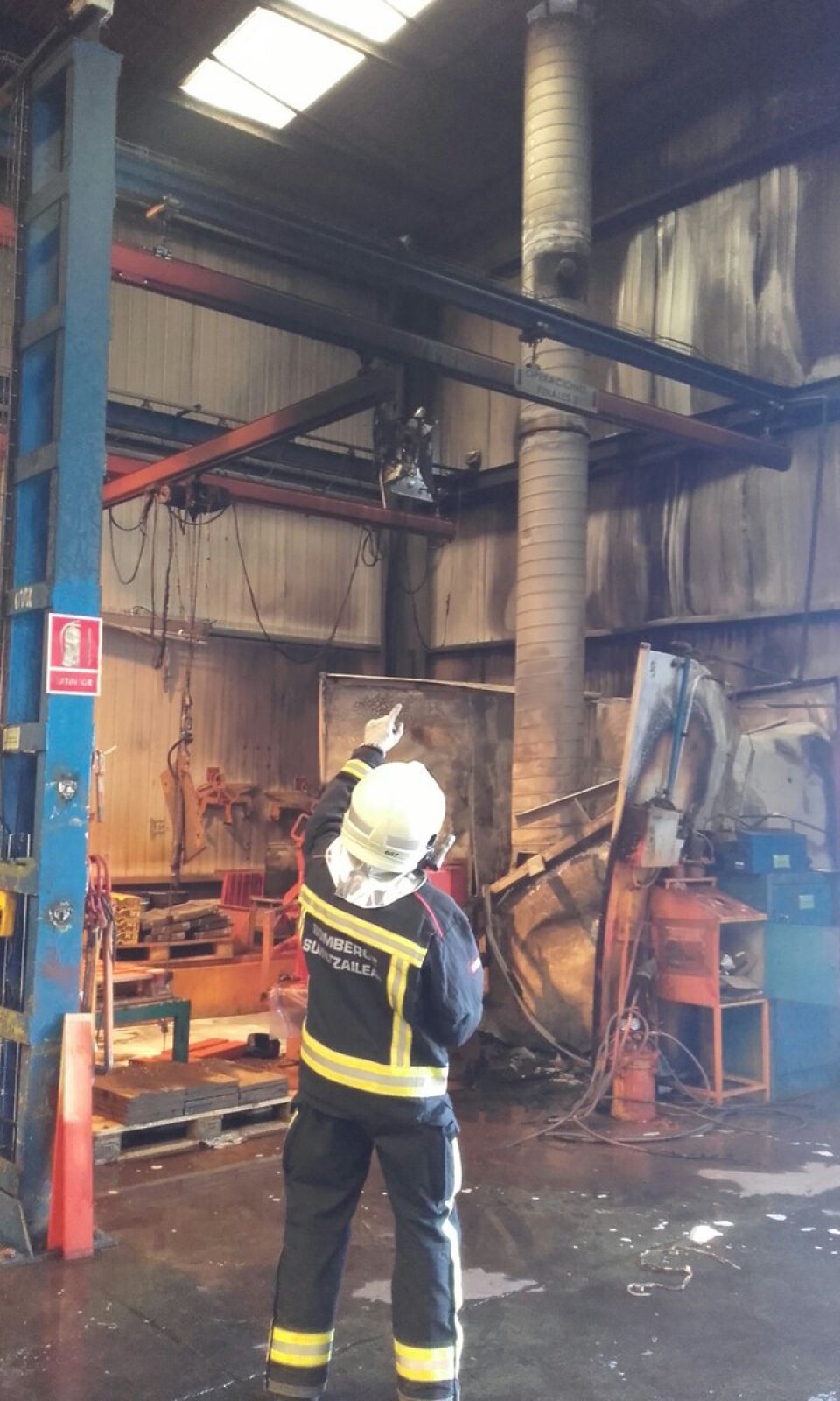 Incendio en una cabina de pintura en Urdiain (Foto: @BomberosNavarra)