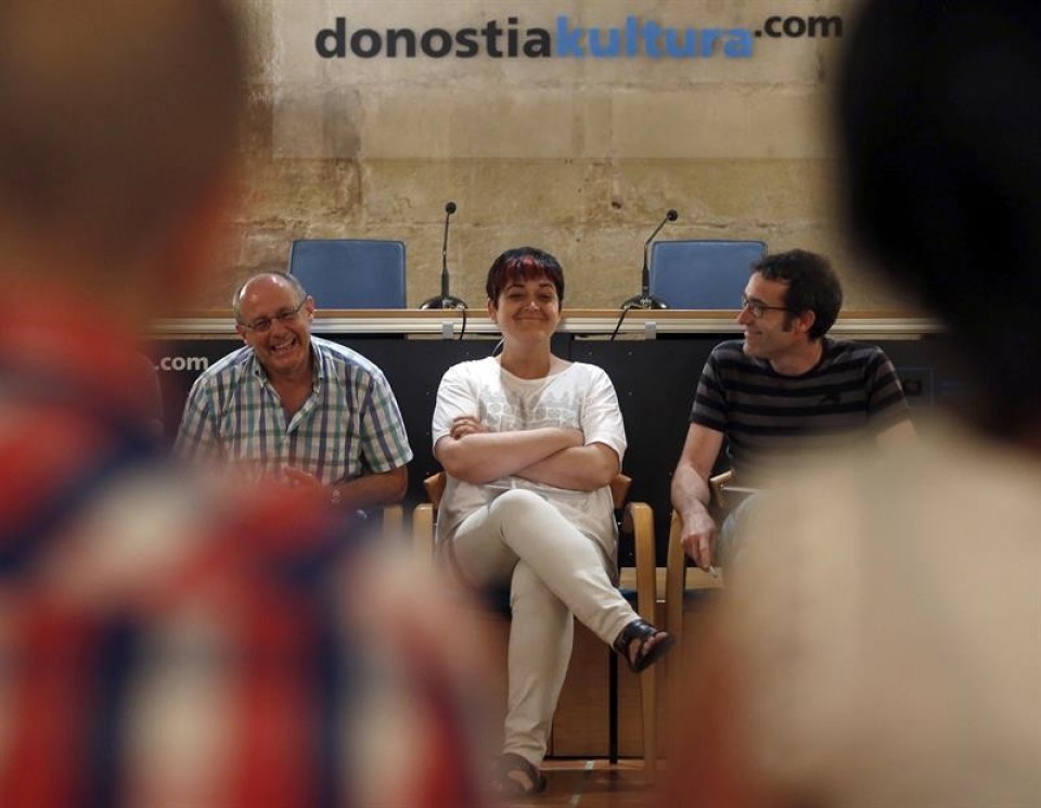 Juan Carlos Izagirre, Marian Beitialarrangoitia eta Julen Arzuaga Donostian (2016-06-23). Argazkia: EFE