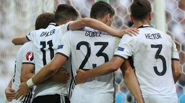 Los jugadores alemanes celebran el primer gol. Foto: Efe.