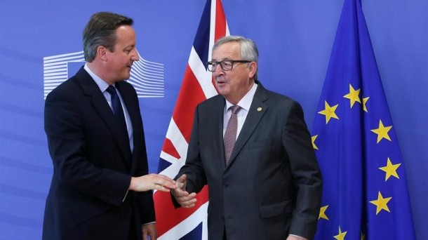 David Cameron y Jean-Claude Juncker, antes de su reunión en Bruselas. EFE.